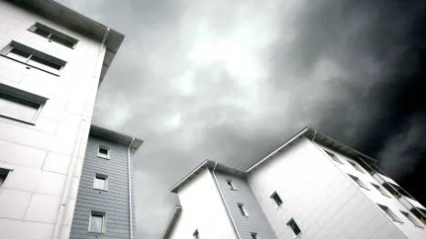 En viss nyproduktion av hyresrätter  pågår fortfarande, men bostadsförmedlingarna inom den privata och offentliga sektorn ger samma signaler, nämligen, nu är det stopp i byggandet.