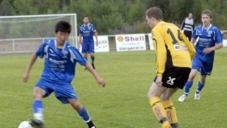 Foto: NILS WIDMAN Arvidsjaur förlorade med uddamålet 0-1 när laget i går på hemmaplan i höststaten mötte Infjärden. Arvidsjaur båda lovande ungdomar Johan Holmgvist ( med bollen ) och Jakob Marklund fick hoppa in i mitten av andra halvlek när IFK kämpade för en kvittering, Här är de båda  i kamp med en motståndareförsvarare.