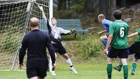 Storfors Robert Bergvall lyfter in sergermålet över Rosviks målvakt Petter Bodén i söderfyrans derbymatch.