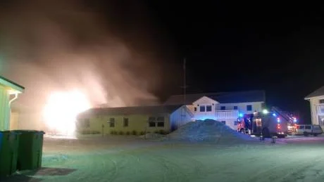 MORDBRAND. Den anhållne mannen är misstänkt för mordbrand på sannolika skäl. Enligt polisen fanns risk för att elden skulle sprida sig till bostaderna intill servicebyggnad.