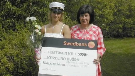 STIPENDIAT. Karolina Björn premierades för sin flit - pengarna delades ut av  hennes handledare Eva Esperi.       Foto: Lars-Göran Olofsson, Kalix sjukhus
