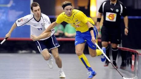 målkalas. Rasmus Sundstedt visade innebandypubliken i LF Arena hur spelet ska liras i världsklass. Sverige vann med 9-7 mot FinlandFoto: LINDA WIKSTRÖM