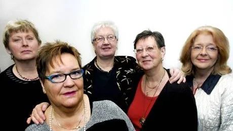 PROJEKT. De sätter ljuset på de brott som funktionshindrade kvinnor kan råka ut för bland annat genom att män utnyttjar dem sexuellt eller på annat sätt. -Det är ett osynligt problem i Luleå kommun säger dessa företrädare för ett nystartat projekt , Mildred Berg och Eva Engman från Kvinnojuoren, ABF:s Margreth Nordmark ,Kristina Hjort från  HSO samt Anita Geijer  Kommunens handikappråd.   Foto: PETRA ISAKSSON