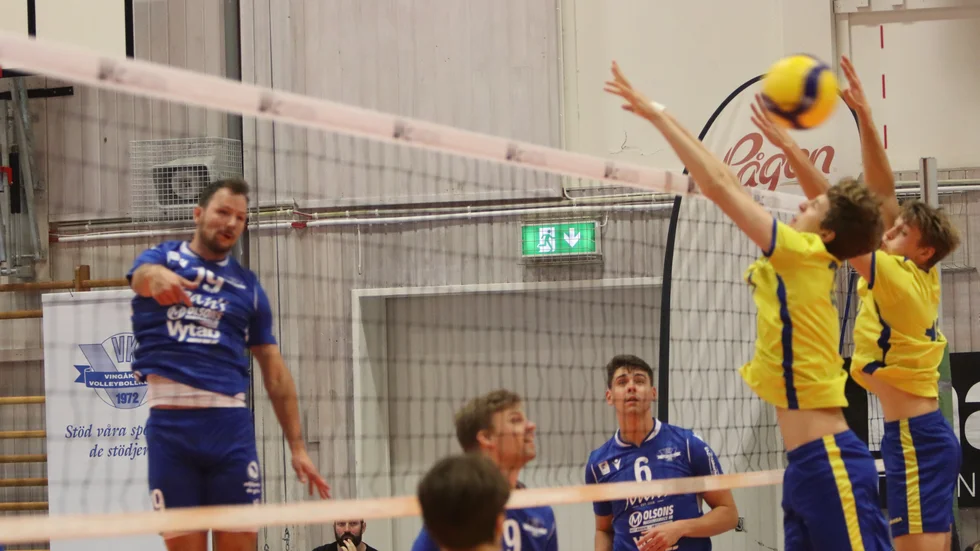 Spelarna från volleybollgymnasiet försökte på alla möjliga och omöjliga sätt att få stopp på VVK:s poängkung Viktor Lindberg. Men i nio fall av tio utmynnade hans vassa smashar i hemmapoäng.