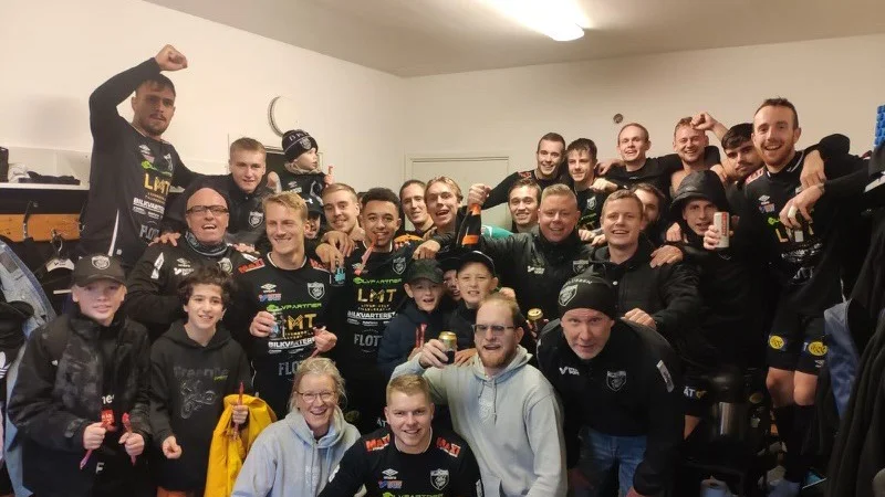 Jubel i omklädningsrummet efter Ljungsbros kvaltriumf. Ljungsbro hänger med detta kvar i trean.