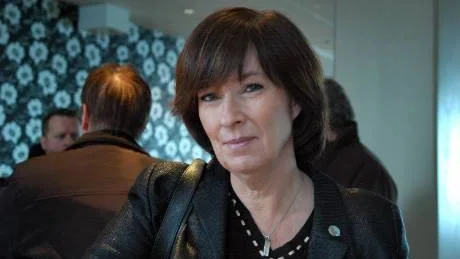 LÖFTESRIK. Socialdemokraternas ordförande Mona Sahlin kom till Kiruna på sitt allra generösaste humör. Hon lovade att LKAB ska förbli statligt - och att staten ska ta ett stort ansvar i stadsflyttarna. Foto: Åsa Poromaa