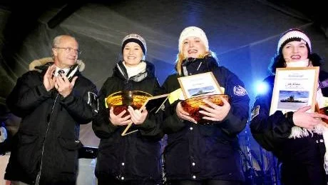 PRISTAGARE POLARRESAN. Kungen gratulerade Kate Nyman, Helena Maltinger och Julia Fränberg till förstapriset i tävlingen Polarresan.