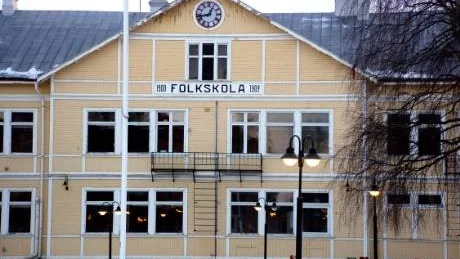 AKTIVTETSHUS. Planer finns i den så kallade lokalutredningen att göra kontor av gamla Centralskolan som lades ner i juni. Men nu reses krav på att skolan ska förvandlas till ett aktivitetshus för både ung och gammal. I spetsen för förslaget går kultur- och fritidsnämndens ordförande.Foto: Lars-Henrik Andersson