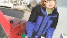 GLAD BILIST. "Jag tankade bara för en hundring tidigare i veckan när det kostade 12 och 99 litern. Jag blev så glad när jag såg att det kostar 12,24 nu", säger Tina Waller, Haparanda.