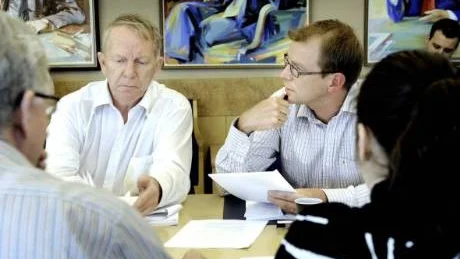 GILLAR INTE STORREGIONER."Det är en omfattande och genomgripande förändring som saknar demokratisk och folklig förankring", säger moderaten Bo Hultin. Till höger folkpartisten Jens Sundström. Foto: Eija Dunder