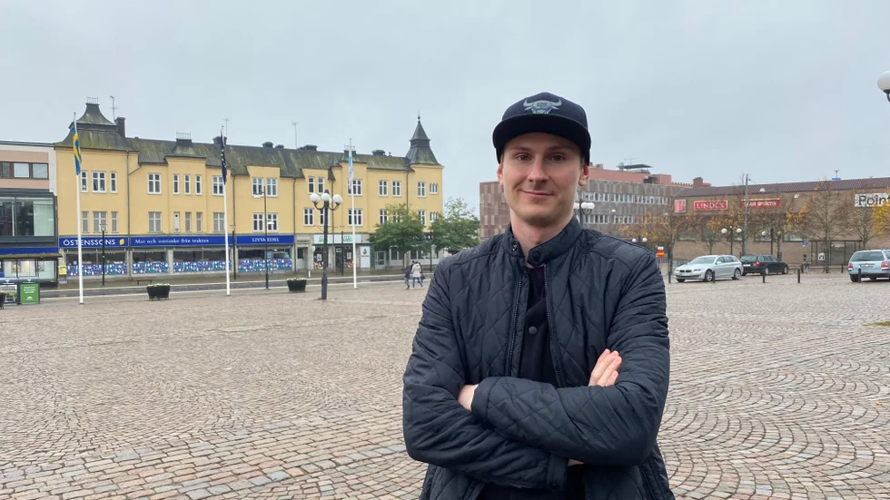 På land. Aleksi Seppänen från Villmanstrand i södra Karelen gör sin tredje vinter i Motala och nu är det återigen mot SM-slutspel som IFK-laget siktar. Aleksi börjar komma in i stan och har i år även med sig sin sambo Nelli till Sverige.