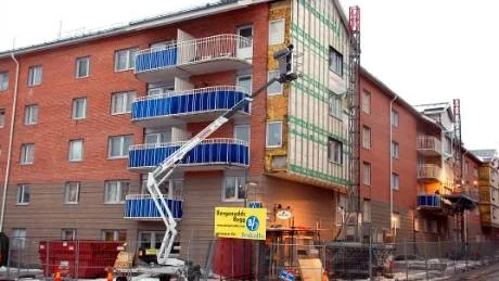FASADEN REPARERAS. Fasaderna till burspråken som revs ner efter en incident i höstas är nu på väg att byggas om. Huset ligger vid Kungsgatan nära Kungsbron. Foto: Håkan Zerpe