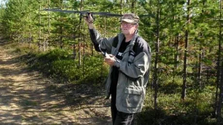 PEJLAR FÖRGÄVES. Renägaren Gottfrid Augustsson, Narken, försöker pejla efter vargen, dock utan att lyckas. "Uråldrig utrustning", säger han.