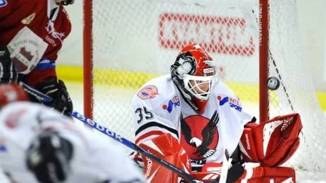 DEN TAR JAG. Kalixmålvakten Tomi Haapaniemi jonglerade upp pucken i plockhandsken. Han räddade 32 av 37 skott från Bodenspelarna när hans Kalix förlorade derbyt med 3-5 i en tam match.