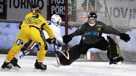 MÅLSKYTT. Marko Miinala var en av de som lyckades överlista förre Kalix-målvakten Jonas "Skorven" Persson i Vetlandas mål.