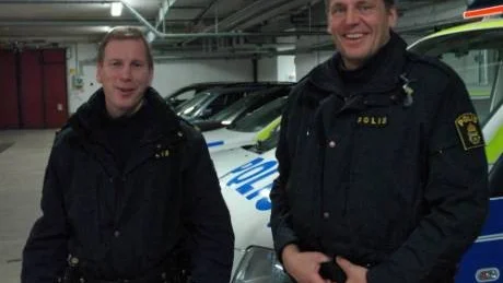 TRAFIKREGELUNDERVISARE. Gällivares två områdespoliser Mikael Hannu och Jonny Gren har getts uippgiften att informera innevånarna i Gällivare om vilka trafikregler som gäller. Kunskaperna är dåliga vilket får befolkningen att kräva åtgärder. "Enligt kommunen är det vad folk upplever som det största problemet på orten", säger Jonny Gren.  Foto: kenth bergmark