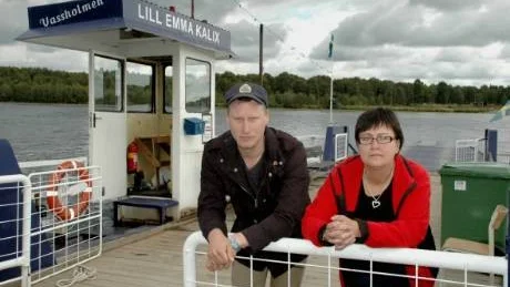 TRÖTTNAT. "Sista spiken i kistan var problemet med färjan. Nu måste någon ta tag i Vassholmens framtid", säger Conny Lindgren och Marianne Lindgren från teaterföreningen Bröt. Foto: Britt-Louise Spets