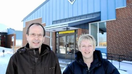 STOLTA. Att eleverna trivs på skolan är ett bra betyg till all personal, säger rektorerna Kalle Lindbäck och Mona Sundqvist.