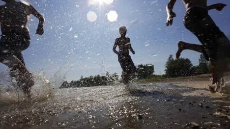 Sol, sommar och bad. Inbjudande temperaturer lockar till badstränderna.