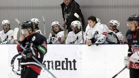 Tränaren Hans Bergdahl, i mitten, fick några tunga återbud inför sista kvalmatchen mot Lycksele. Då blev det förlust och chansen att vinna serien gick upp i rök. (Arkivbild)