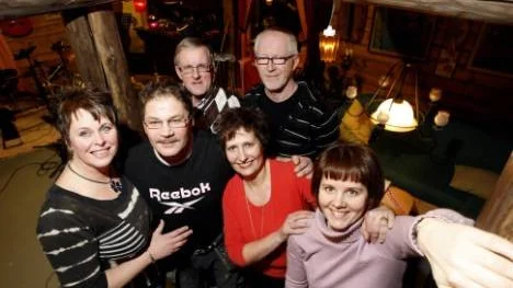 Roknäsrevyn gör sig redo för premiär i Lillpite den 19 februari. Årets upplaga har underrubriken "Vä säx oppa scen" och presenterar ett decimerat men taggat gäng. Från vänster: Catarina Bergman, Leif Strandberg, Ingemar Edström, Birgitta Elfgren, Gösta Viklund och Irja Wallmark.