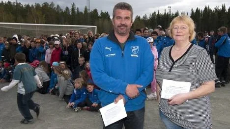Gert Nilsson och Mari-Ann Lindmark och övriga inom Arvidsjaursfotbollen blåser nytt liv i konstgräsfrågan. "Konstgräs är en satsning på barnen och ungdomarna", säger Gert.