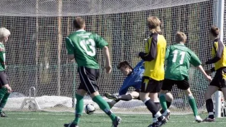 Rosvik tar här ledningen mot Heden genom Jens Svanberg i första halvlek. Men två rungande distansskott av gästerna vände på matchen, som Heden vann med 3-1.