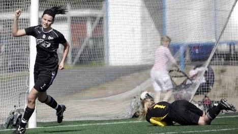 Mål för Blåsmark/Svensbyn i division 3-derbyt mot Storfors AIK. Det är Anna Bergström som gör målgesten efter att ha bredsidat ledningsbollen. Till slut blev det seger för Blåsmark/Svensbyn med 2-0