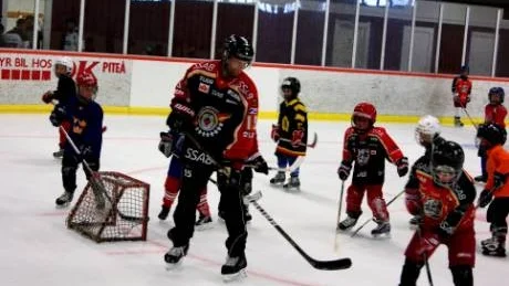 IDOL. Luleå Hockeys Fredrik Svensson spelade match med barnen på små mål, på bilden syns även Arvid Wikberg (röd hjälm och svart LHF-tröja).