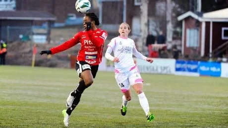 jobbade över. I den 94:e minuten kunde mittbacken Faith Ikidi nicka in en hörna från Sofie Persson och fixa en poäng till sitt lag. Foto: Petra Isaksson/arkiv
