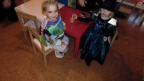 HALLOWEEN I TÖRE. Cornelia och Alice är utklädda på disco.