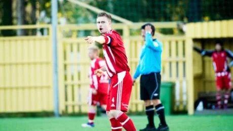 KAPTENEN. Övertorneås Viktor Johansson dirigerade sitt lag till en galant seger över tabelltvåan Kiruna FF med 2-0.