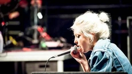 ENA HALVAN AV LITTLE MARBLES.  Julia Adams i gruppen Little Marbles, medan den andra halvan Linn Tabudlong Jonasson befinner sig på okända avvägar.
