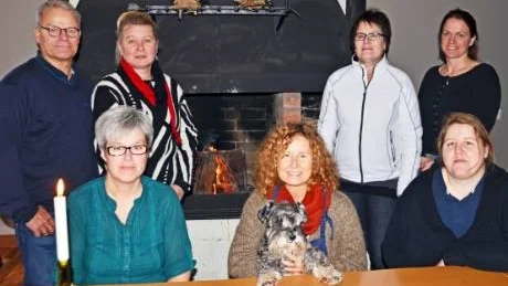 Nytt på Vassholmen. En handelsbod på Vassholmen är en bra idé tycker konsthantverkarna Eva Högström, Birgitta Lidberg och Helen Hedlund, övriga på bild: Anders Dahlquist, Åsa Andersson Ulvede samt Anna Dahlquist och Eveline Henriksson.