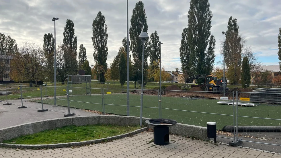Markarbetet på näridrottsplatsen har kommit igång för fullt och Platen räknar med att arbetet kommer ta runt fem veckor innan barnen åter kan använda idrottsplatsen. 