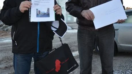 FÖRBEREDDA. Hyresgästföreningsbasen Tage Johansson och Villaägarnas regionstyrelserepresentant Rupert Stenström var förberedda med egen information om samhällssituationen i Gällivare/Malmberget inför Stefan Attefalls ankomst.