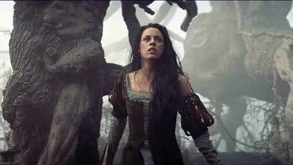 till skogs. Kristen Stewart som Snövit på skogspromenad.