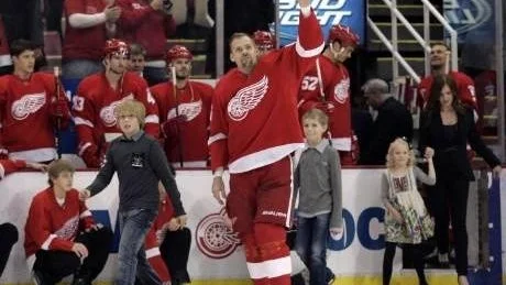 HYLLAD. Före hemmamatchen mot Dallas hölls en ceremoni för Tomas Holmström och hans tusen matcher i NHL. Tillsammans med sin familj gick han ut på isen för att ta emot hyllningen.