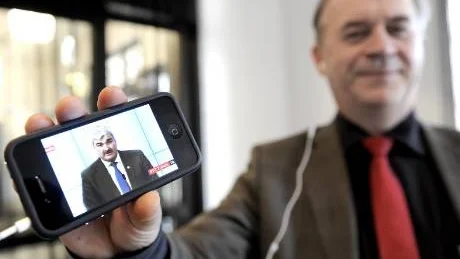 JUHOLTS RÖST I LULEÅ.  Sven-Erik Bucht kopplade upp telefonen mot bidragslinjen.