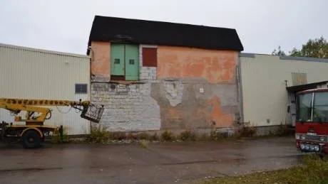 PUTSNING OCH MÅLNING. På den här delen av bryggerifastigheten måste ägare, en privatperson, putsa och måla fasaden. Alla åtgärder som avkrävs ägaren ska vara genomförd senast den 31 december enligt länsstyrelsen. Foto: Kenth Bergmark