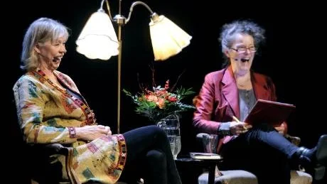 SUPERINTERVJUARE. Stina Dabrowski, till vänster, i litterärt samtal med Kerstin Wixe.