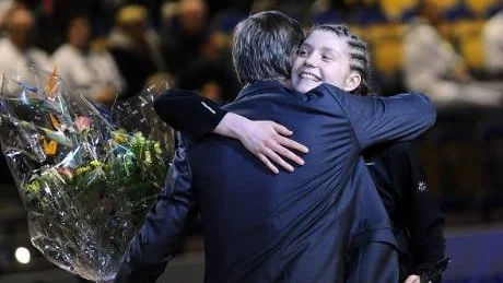 PRISAD. Josefin Vesterberg fick pris som årets rookie  i damligan innan match.