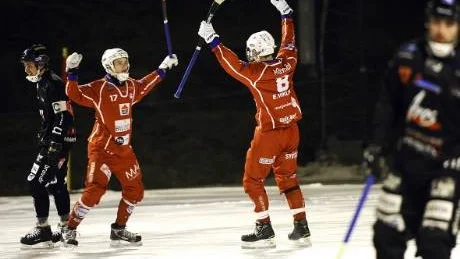 målmaskin. Hemmaspelaren Johan Sundquist (vänster) var glödhet mot Tillberga. Kalix vann                                  med hela 8-0 och Sundquist stod för fem av målen.Foto: Roland S Lundström