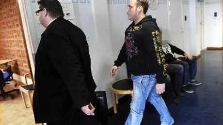 I HOVRÄTTEN. Tingsrätten ogillade åtalet mot Hells Angelsmedlemmen Miika Silvennoinen, här tillsammans med advokat Marko Tuhkanen (till vänster). I hovrätten förklarade den polis som utfört en fotokonfrontation att den var gjord efter gängse regler, något som tingsrätten inte hade tyckt.
