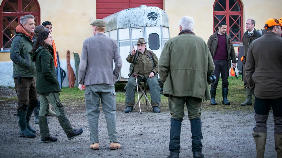 Leif GW Persson är värd på Elghammar vid den första älgjakten för i år. "Det här är inget jaktlag, det är bara vänner som gillar jakt", säger han.