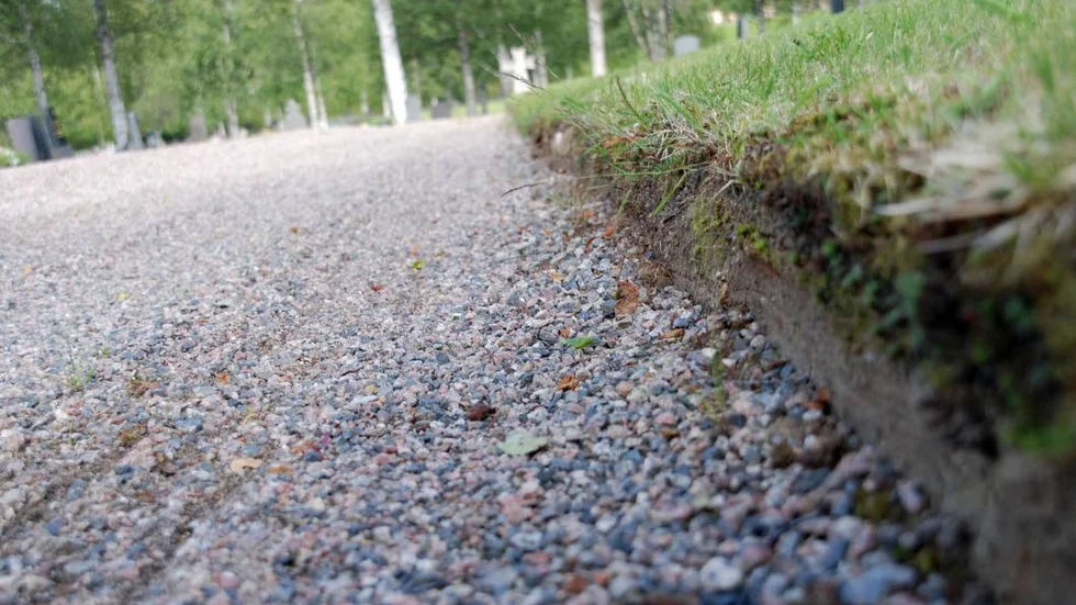 FÖRSTÄRKNING. Arbetet med att förbättra grusgångarna på Öjebyns kyrkogård är inne på andra året. (Arkivbilden är tagen i ett annat sammanhang).