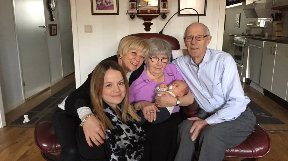 Sigge, 7 veckor, med mamma Lisa, mormor Zandra, gammelmormor Beda och gammelmorfar Bore.