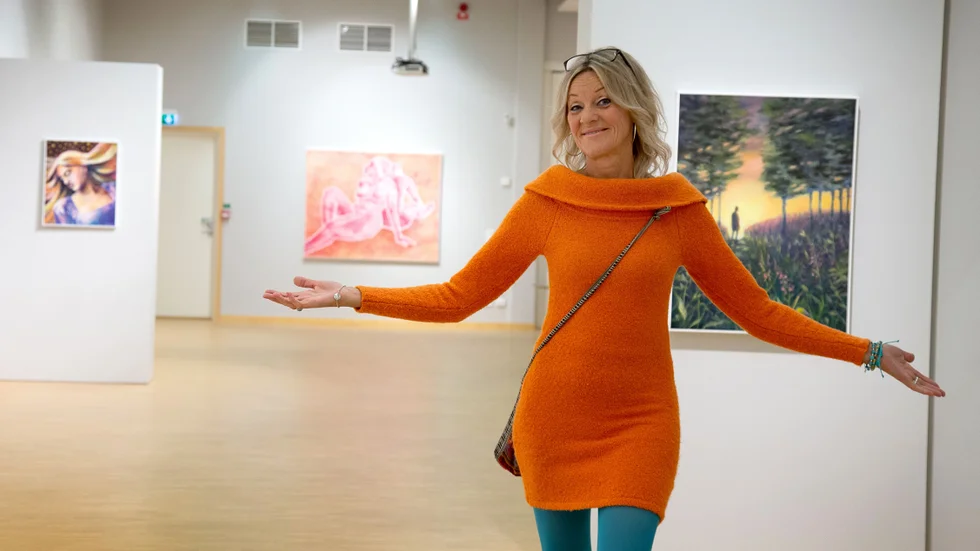 Konstnären Monica Gossens utställning på Konsthallen i Piteå speglar människors mod och medkänsla i starka färger. I lördags var det vernissage och många besökare kom för att titta.