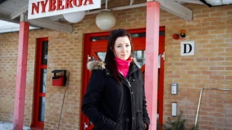Minderåriga får inte längre jobba inom äldreomsorgen, gruppbostäder och personlig assistens eftersom de kan möta personer med demenssjukdom, psykisk ohälsa eller funktionsnedsättning.  17-åriga vård- och omsorgsstudenten Jennifer Markström i Älvsbyn är besviken över att inte få sommarvikariat trots att hon praktiserat på både äldreboendet Nyberga och gruppboendet Almen.