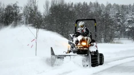 Nu är röjningen av isbanan igång. Isen håller för en gräsklippare med snöslunga i nuläget men det behövs några centimeter till för att tyngre maskiner ska kunna användas.